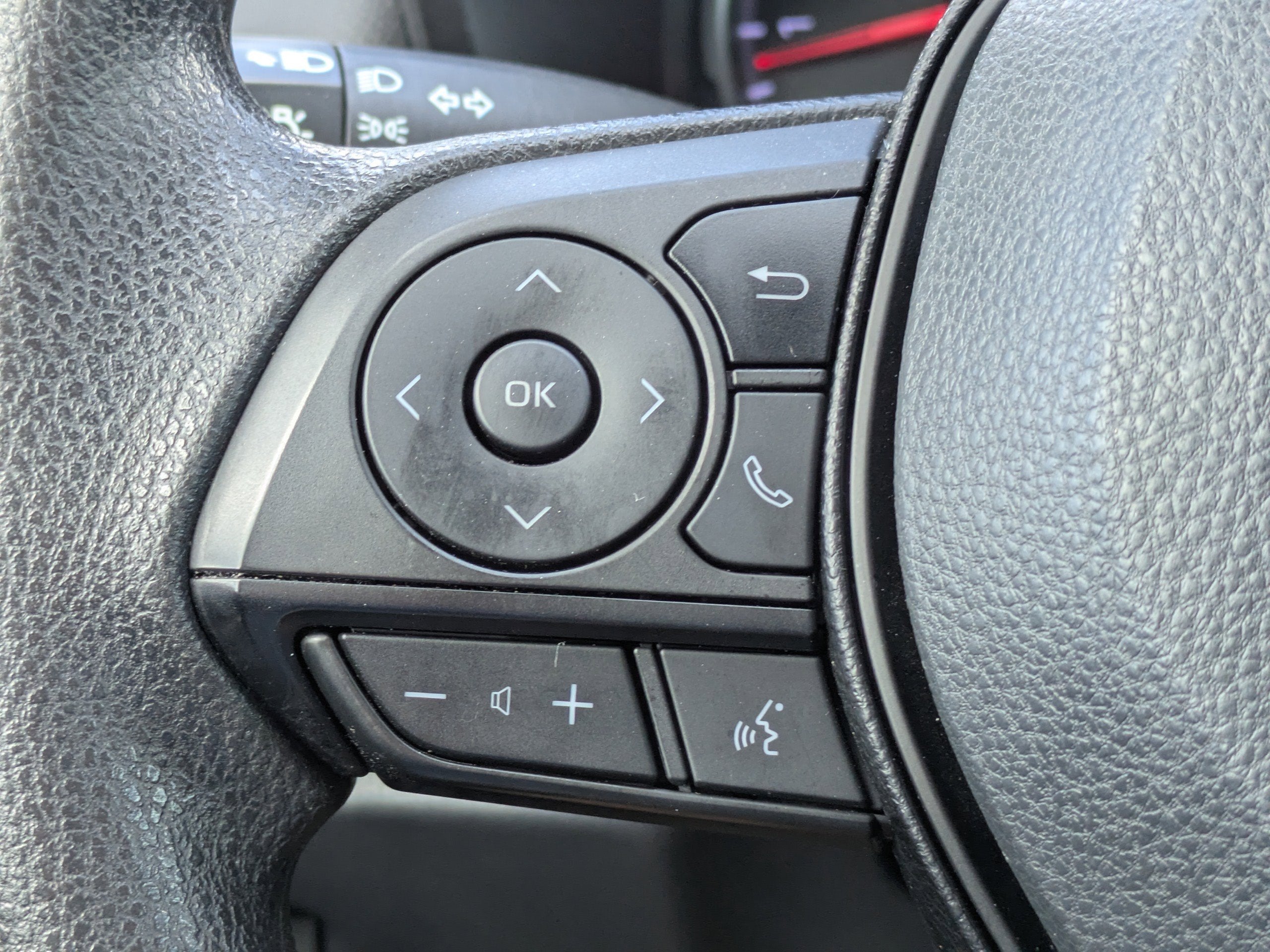 2020 Toyota RAV4 LE - Photo 21