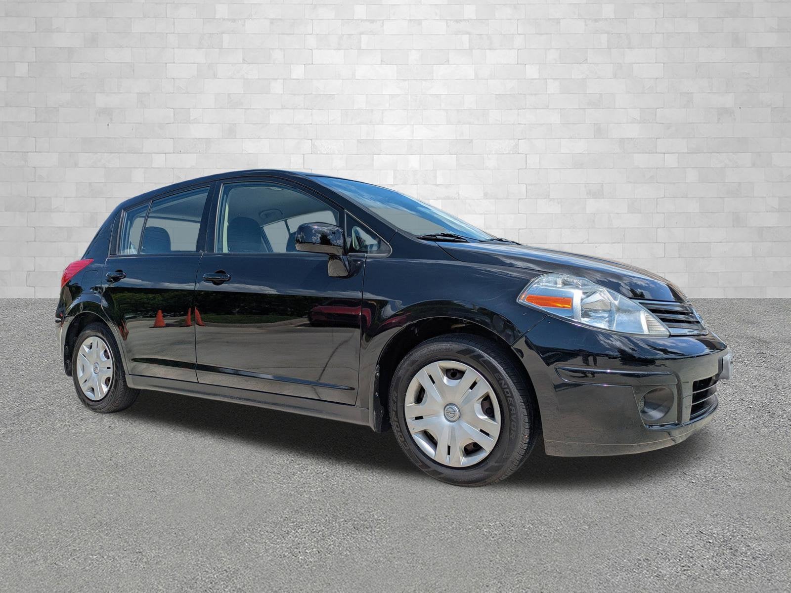 2011 Nissan Versa 1.8 S Auto's photo