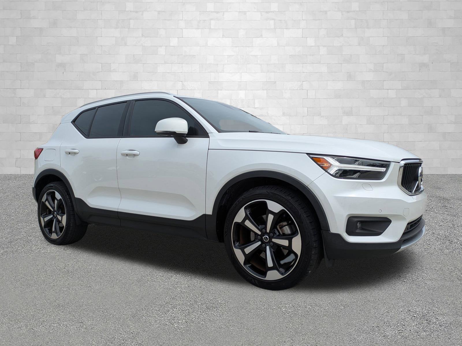 2021 Volvo XC40 MOMENTUM