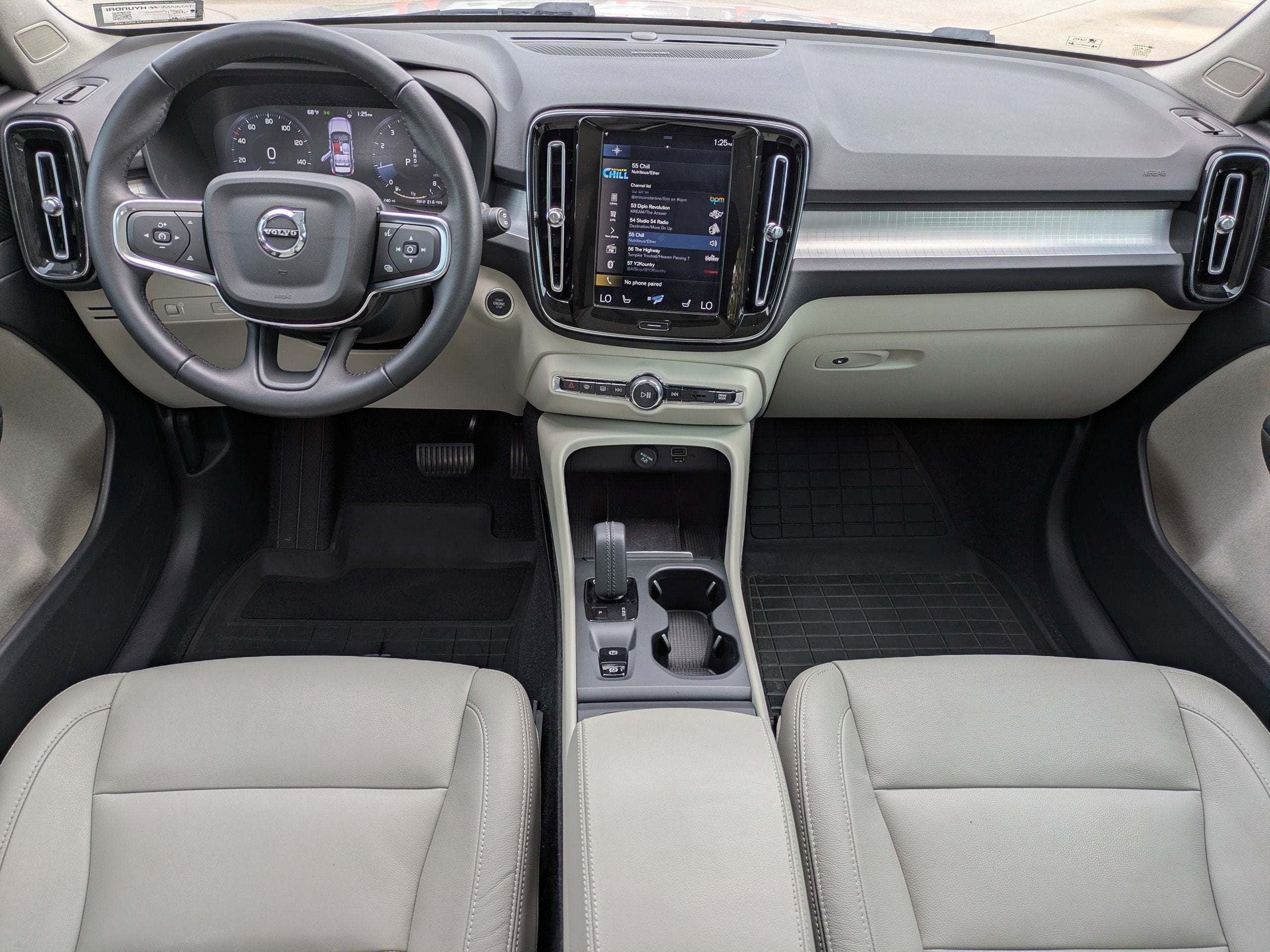 2021 Volvo XC40 MOMENTUM