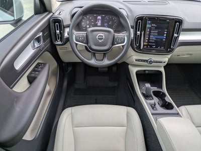 2021 Volvo XC40 MOMENTUM