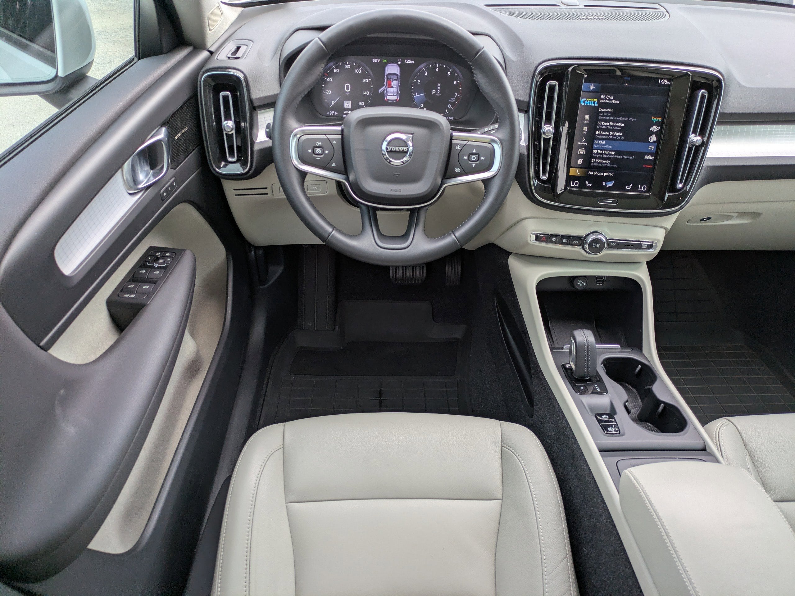 2021 Volvo XC40 MOMENTUM