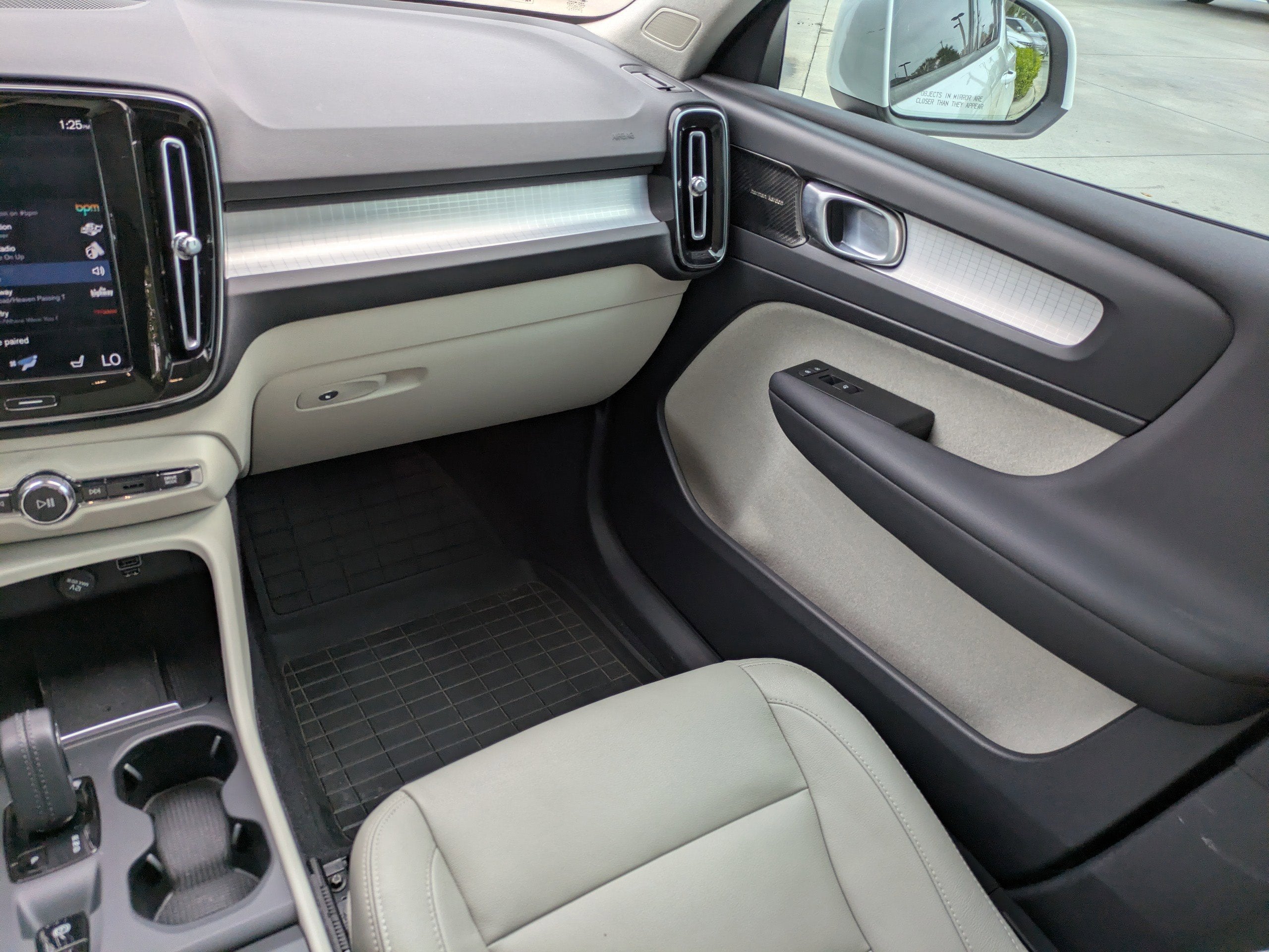 2021 Volvo XC40 MOMENTUM