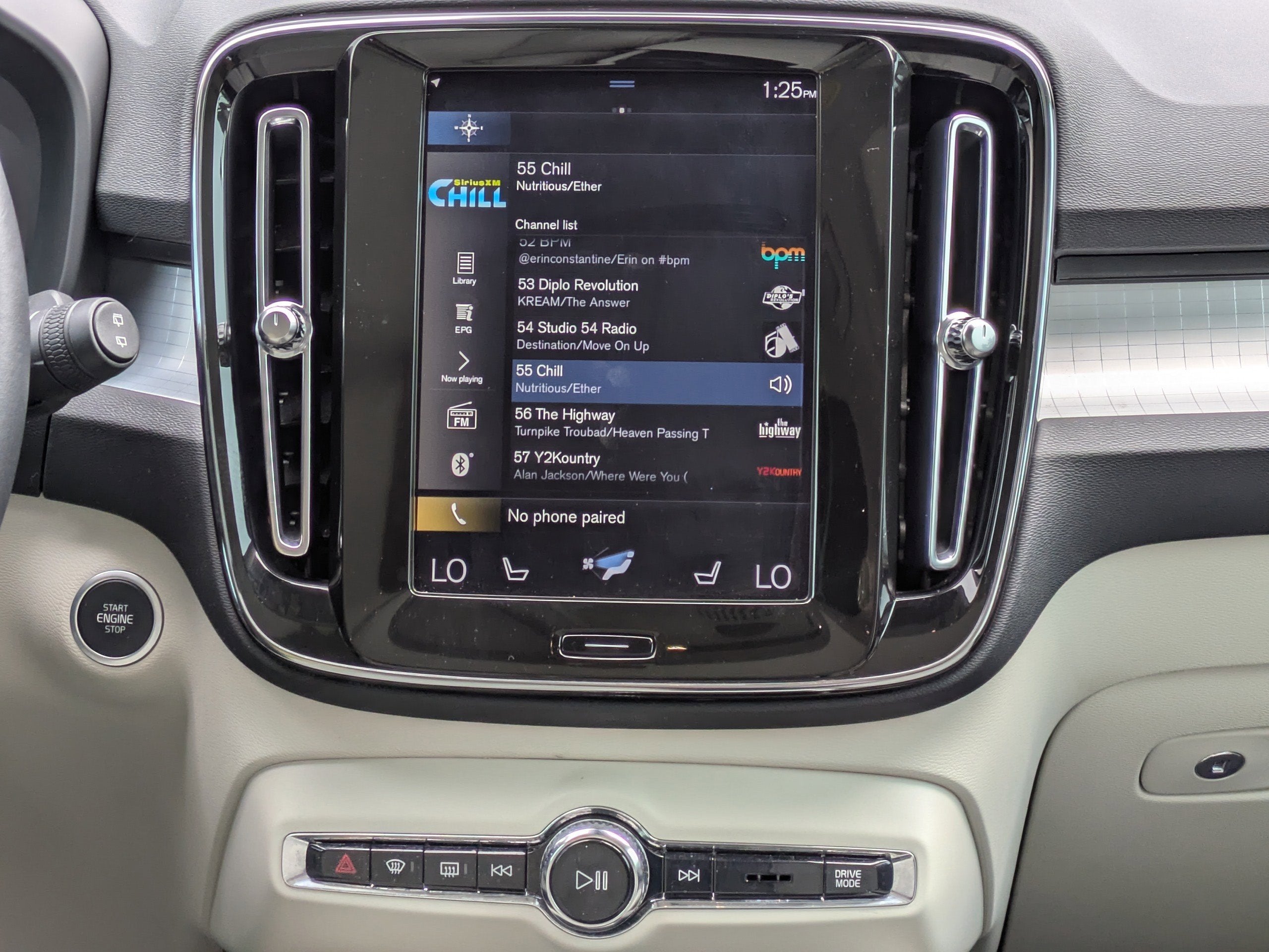 2021 Volvo XC40 MOMENTUM