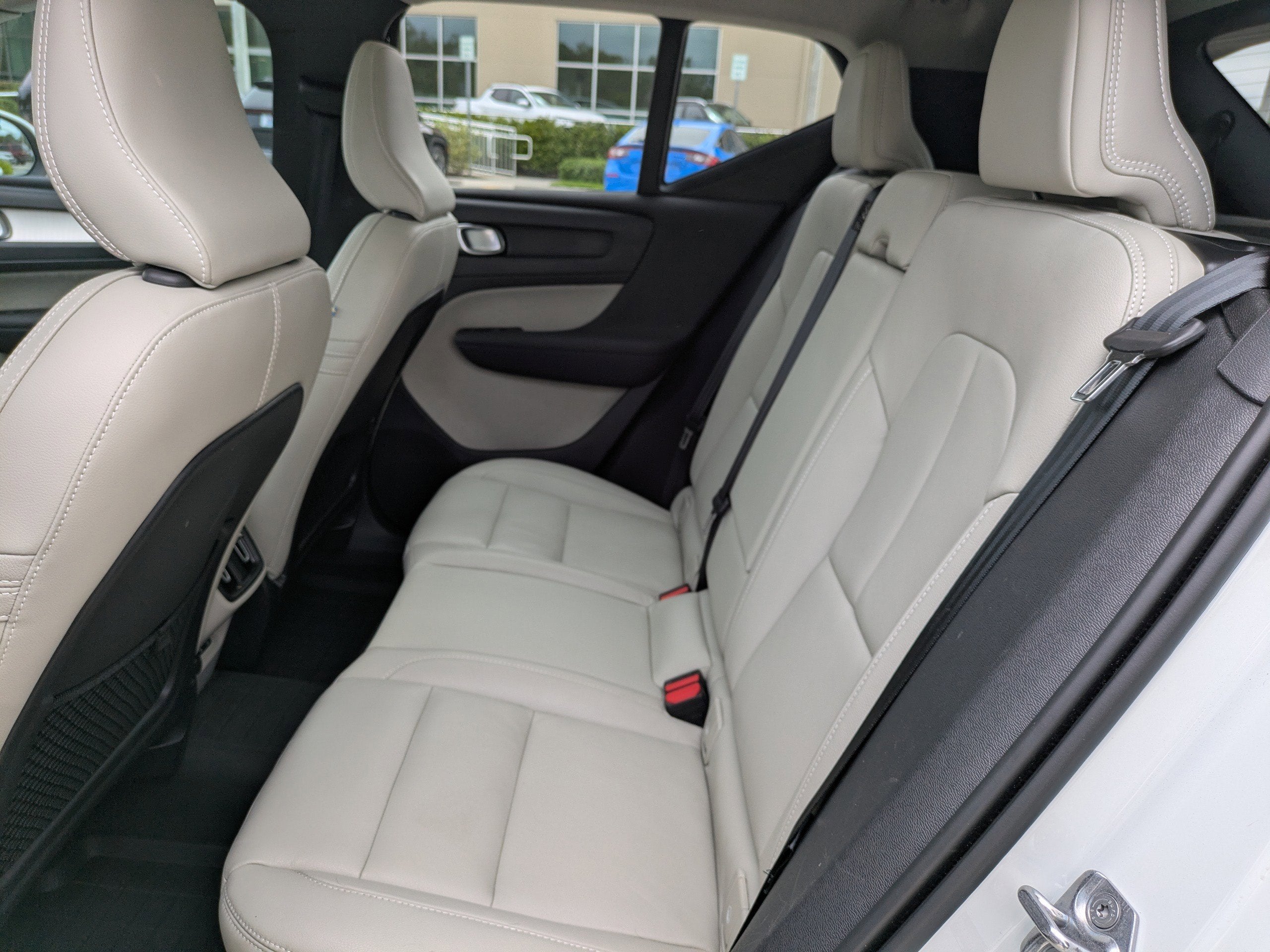 2021 Volvo XC40 MOMENTUM