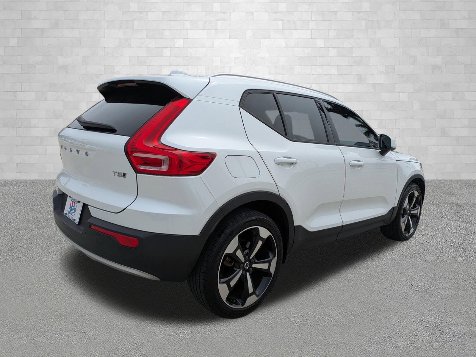 2021 Volvo XC40 MOMENTUM