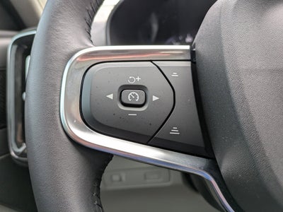 2021 Volvo XC40 MOMENTUM