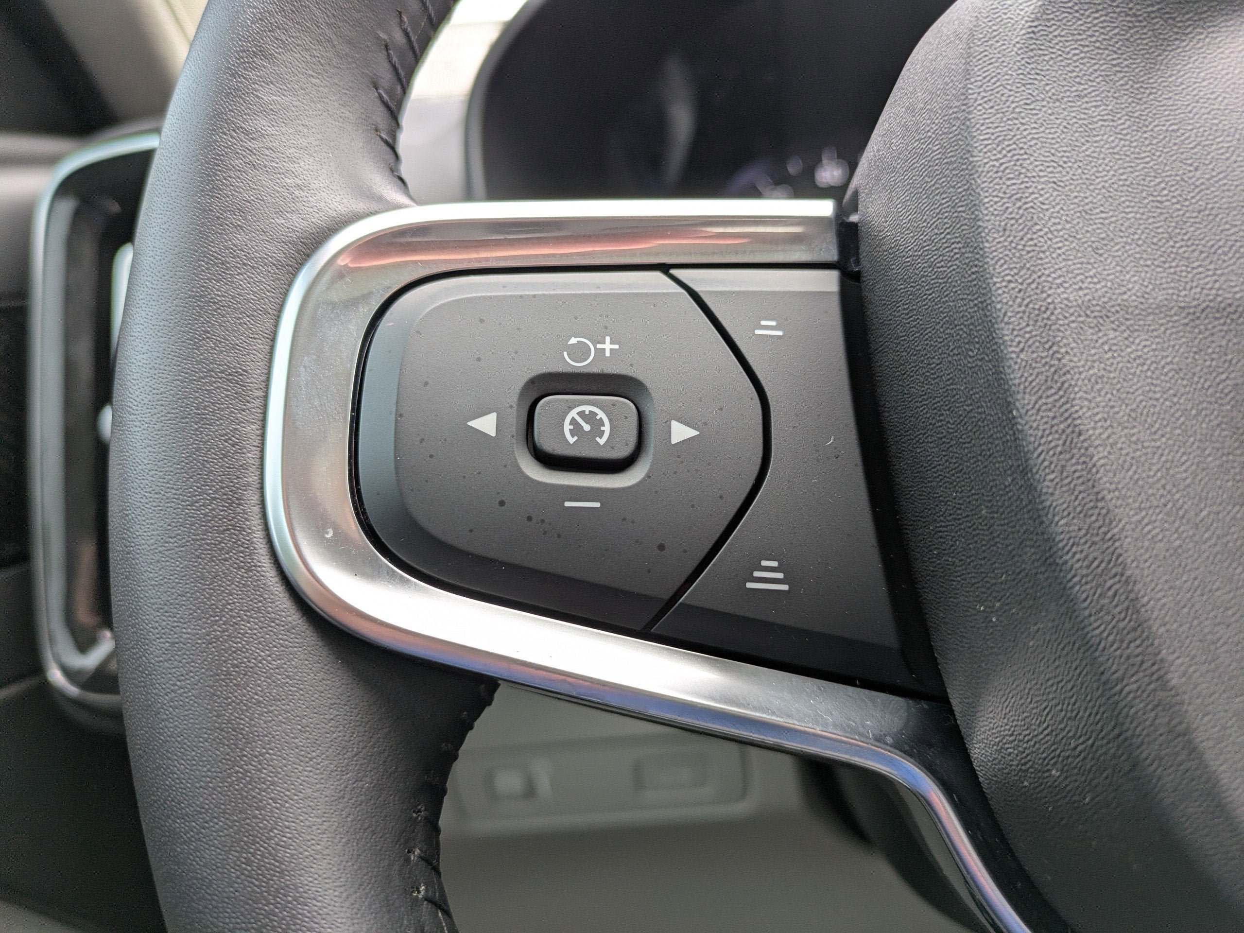 2021 Volvo XC40 MOMENTUM