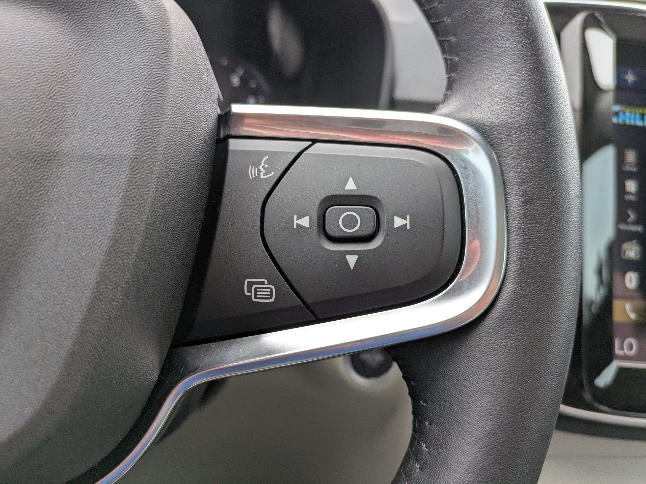 2021 Volvo XC40 MOMENTUM