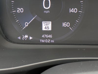 2021 Volvo XC40 MOMENTUM