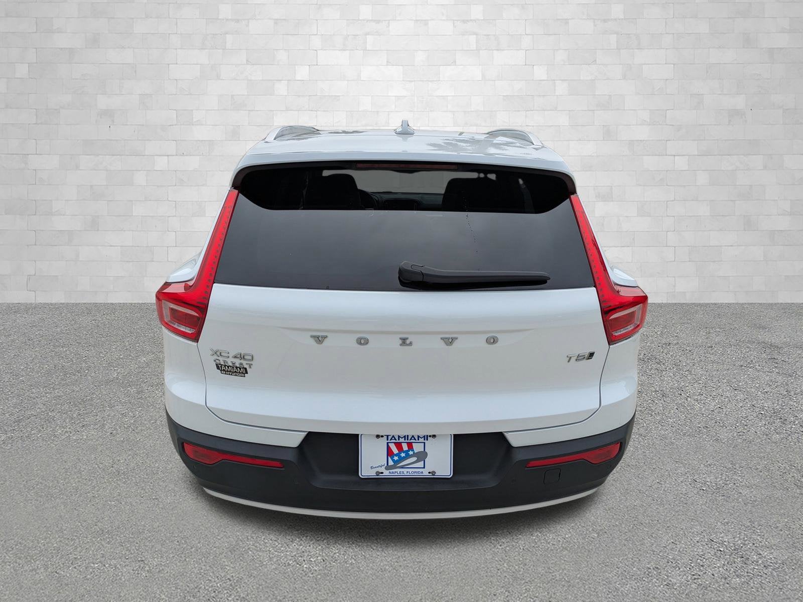 2021 Volvo XC40 MOMENTUM