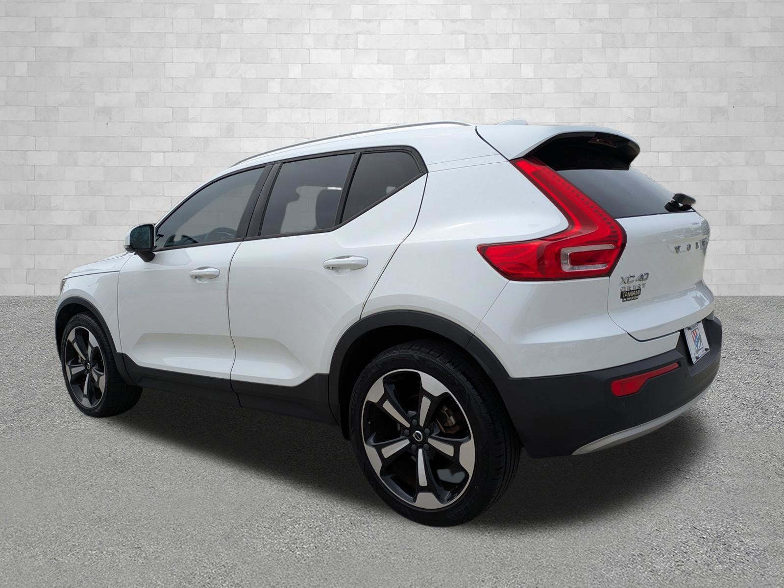 2021 Volvo XC40 MOMENTUM