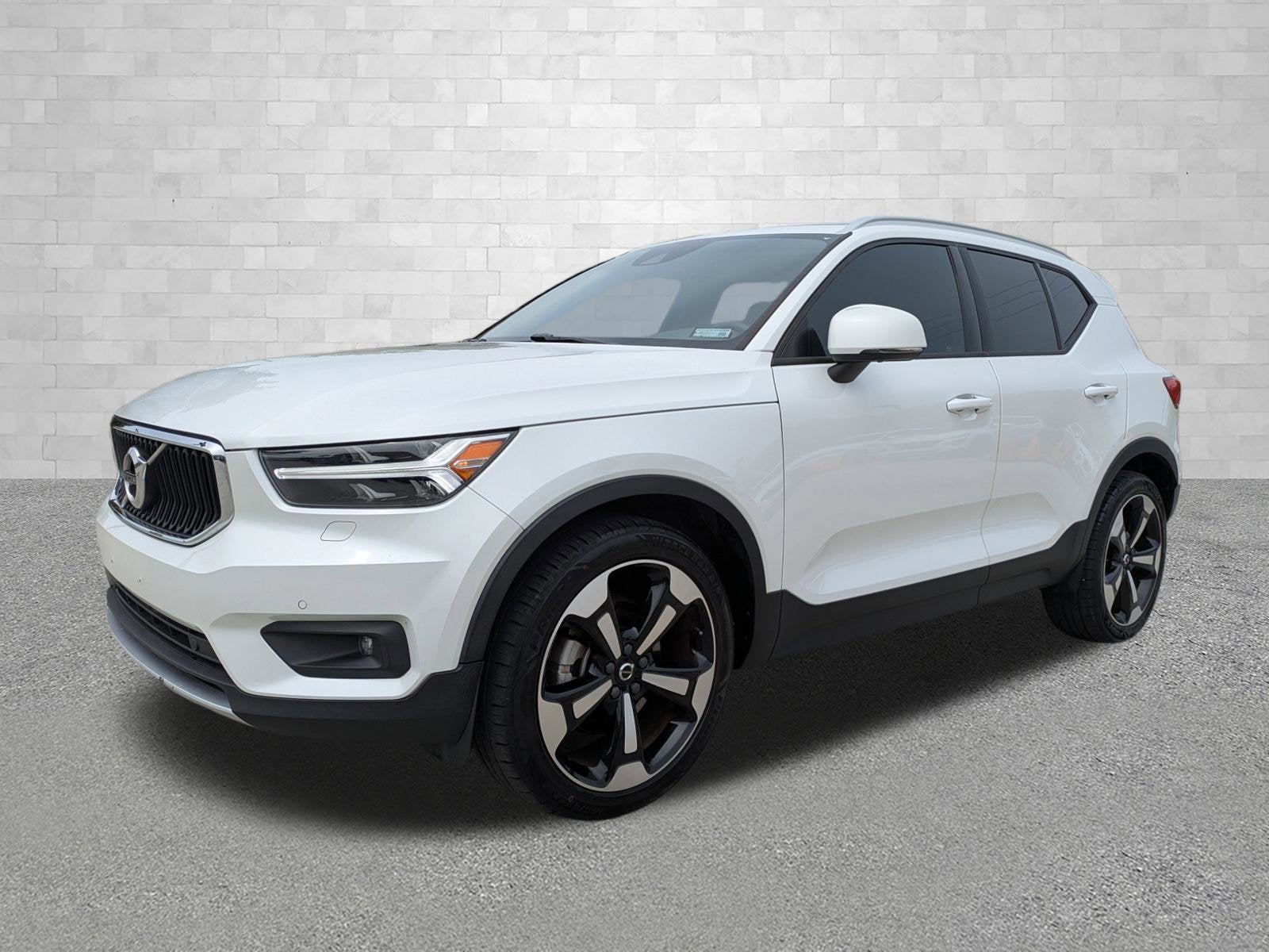 2021 Volvo XC40 MOMENTUM