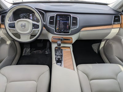 2022 Volvo XC90 MOMENTUM