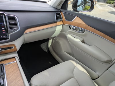 2022 Volvo XC90 MOMENTUM
