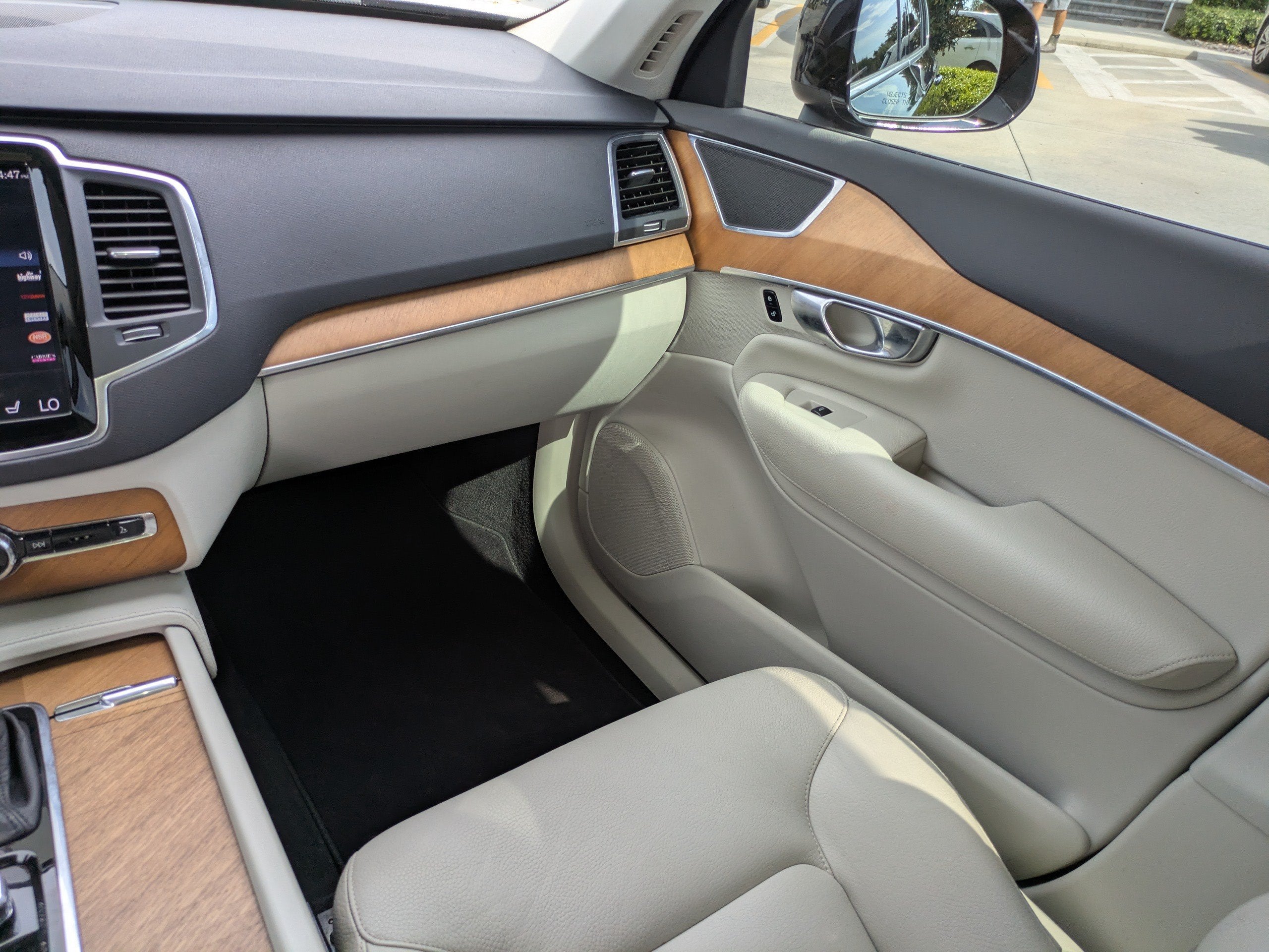 2022 Volvo XC90 MOMENTUM