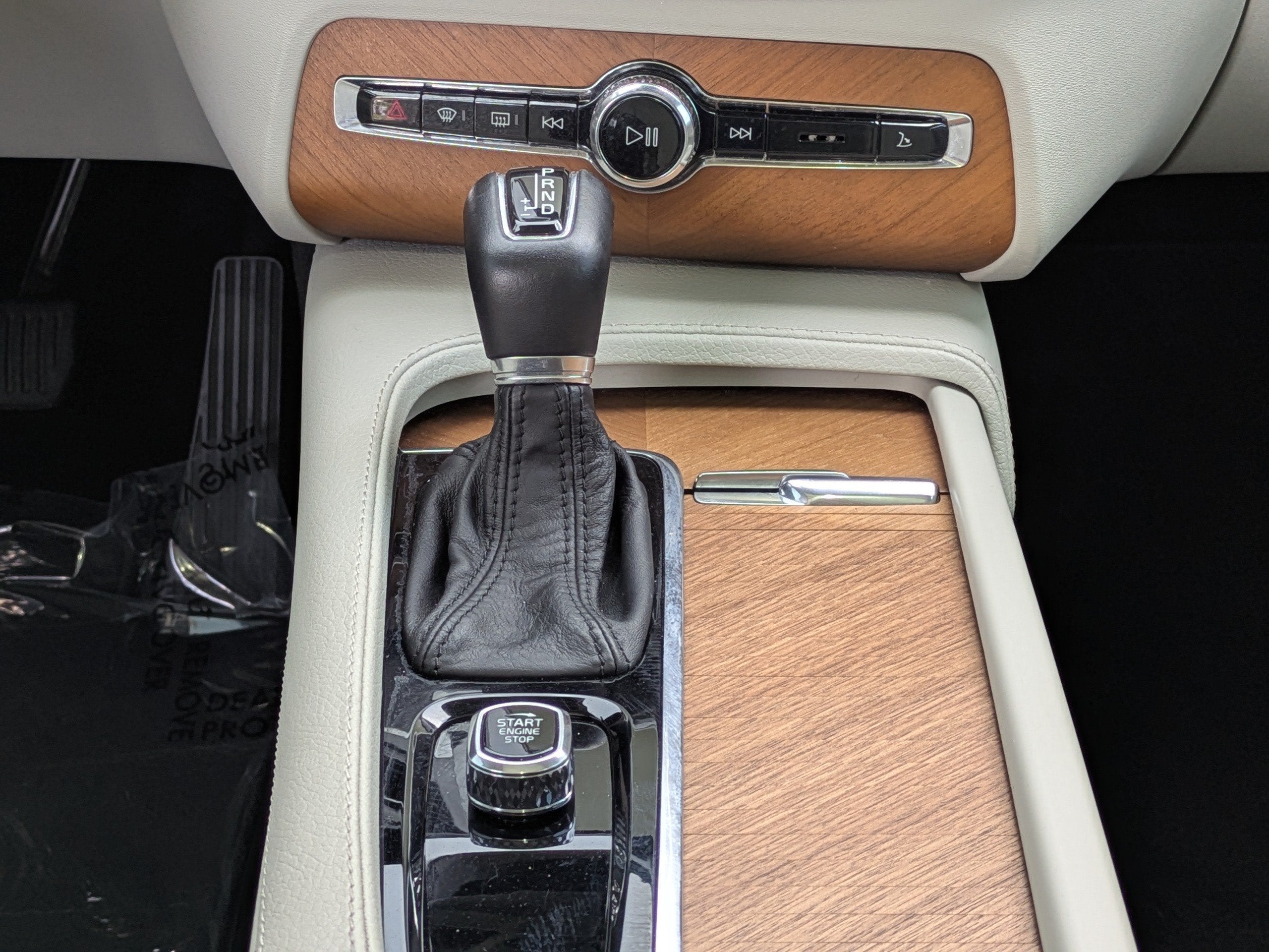 2022 Volvo XC90 MOMENTUM