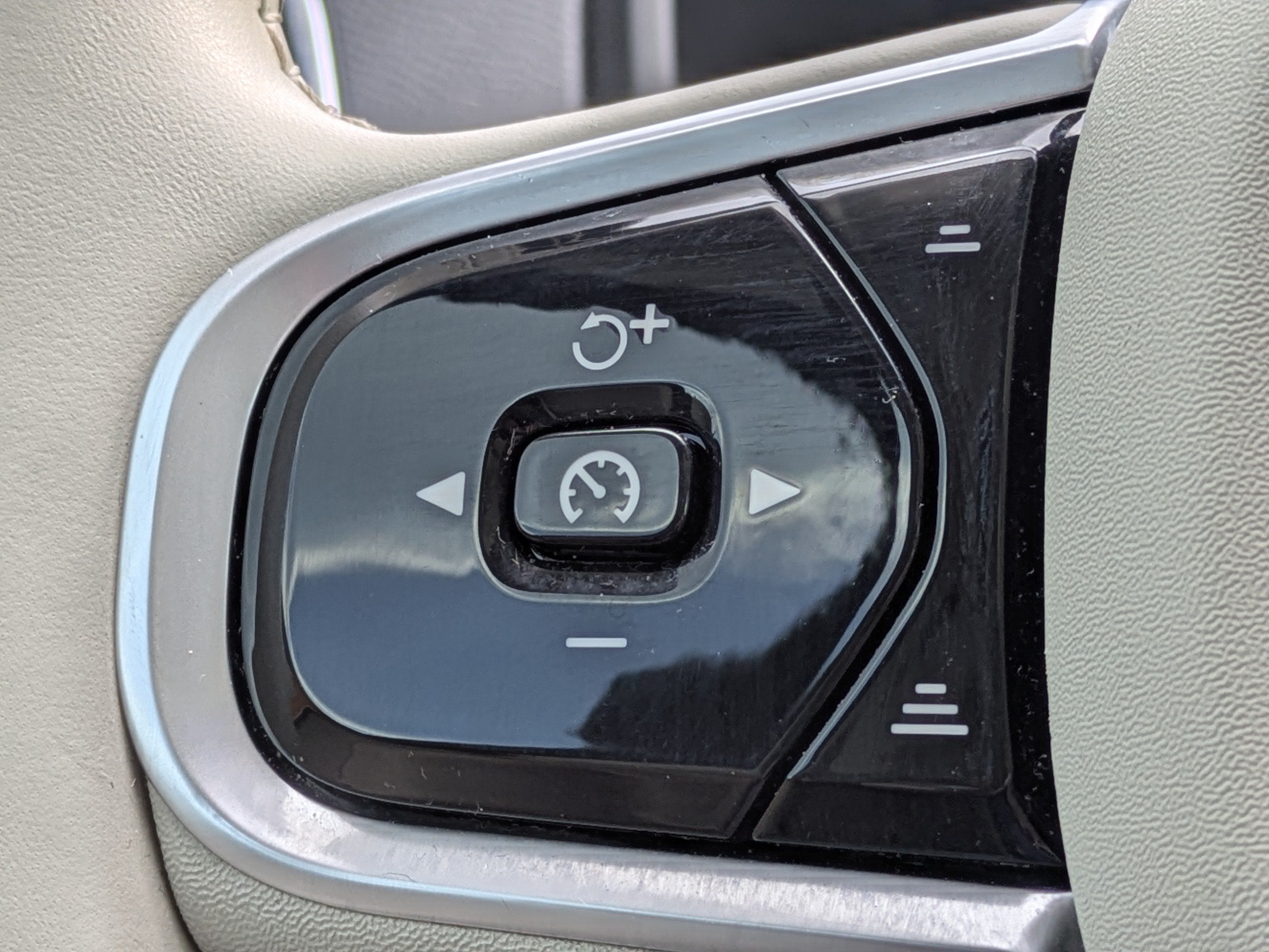 2022 Volvo XC90 MOMENTUM