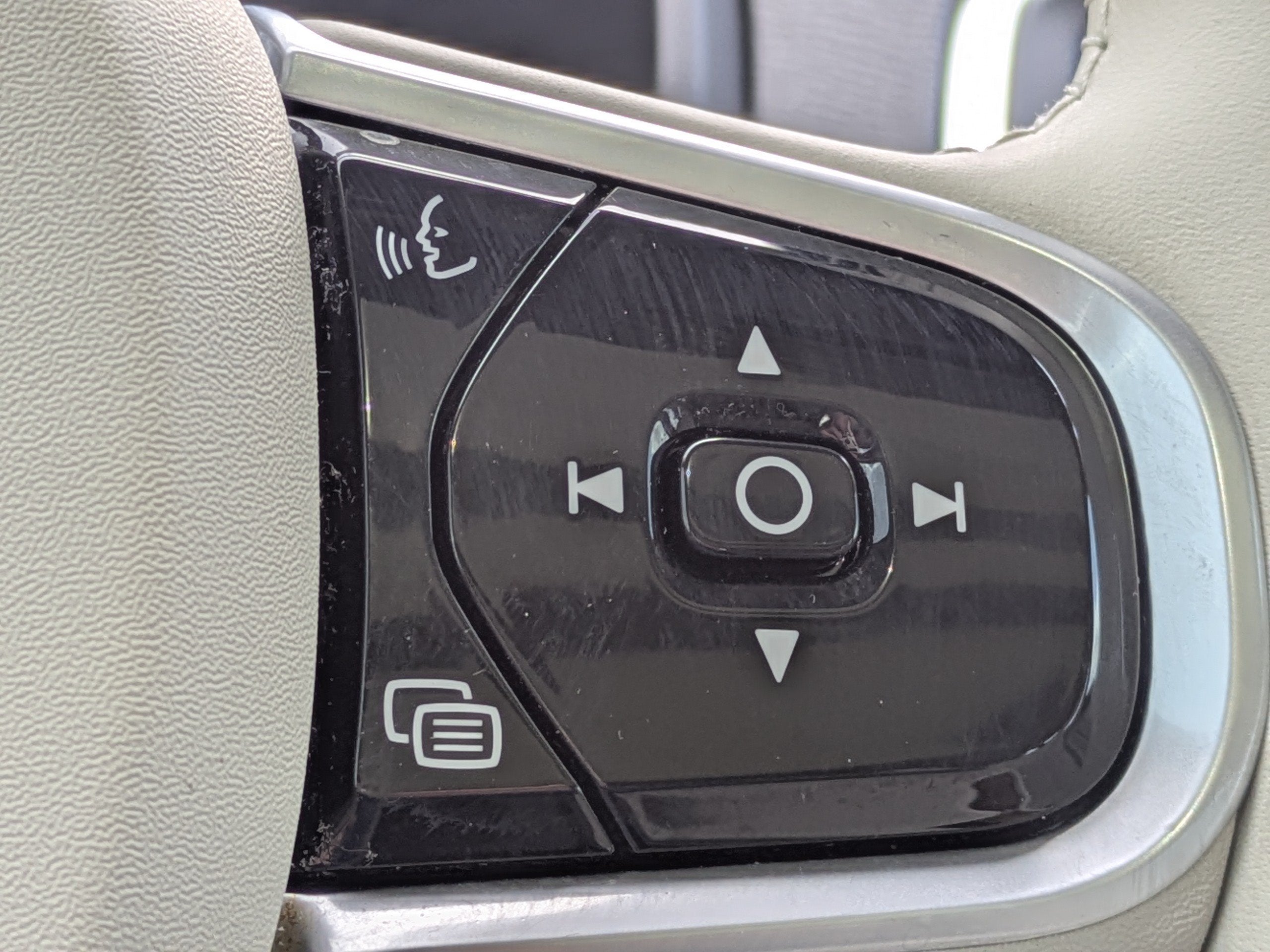 2022 Volvo XC90 MOMENTUM