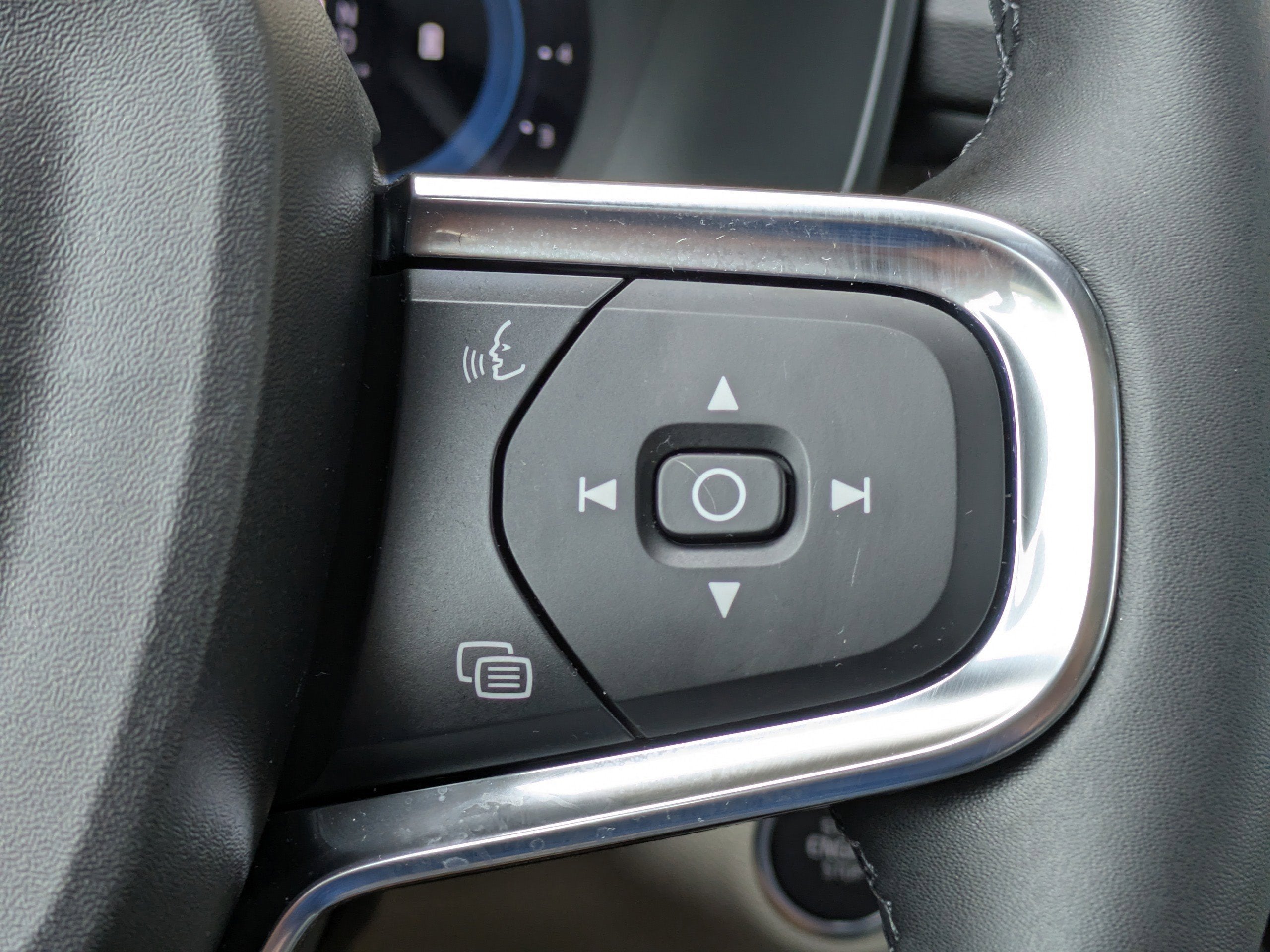2025 Volvo XC40 PLUS BRIGHT THEME