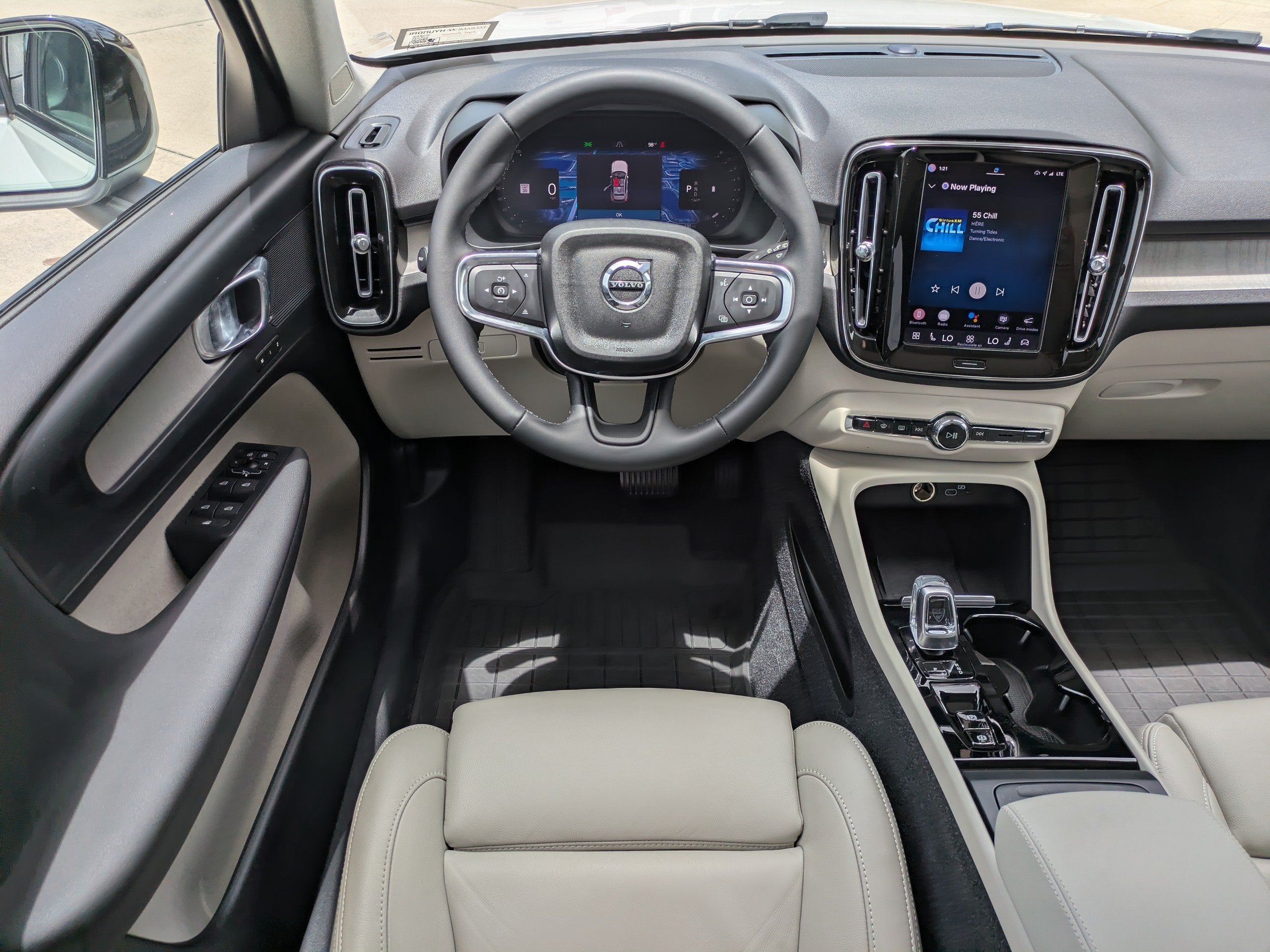 2023 Volvo XC40 PLUS DARK THEME