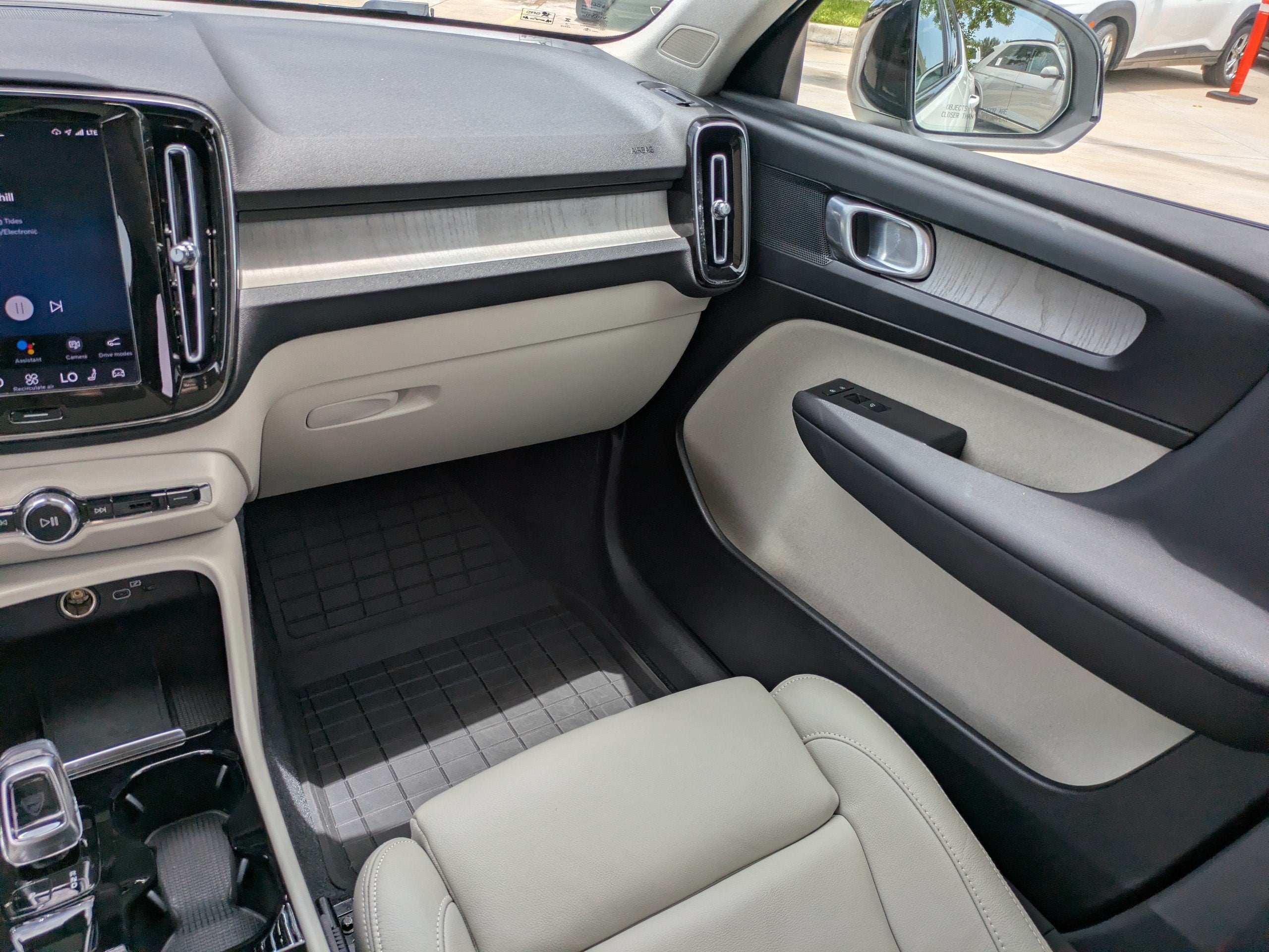 2023 Volvo XC40 PLUS DARK THEME