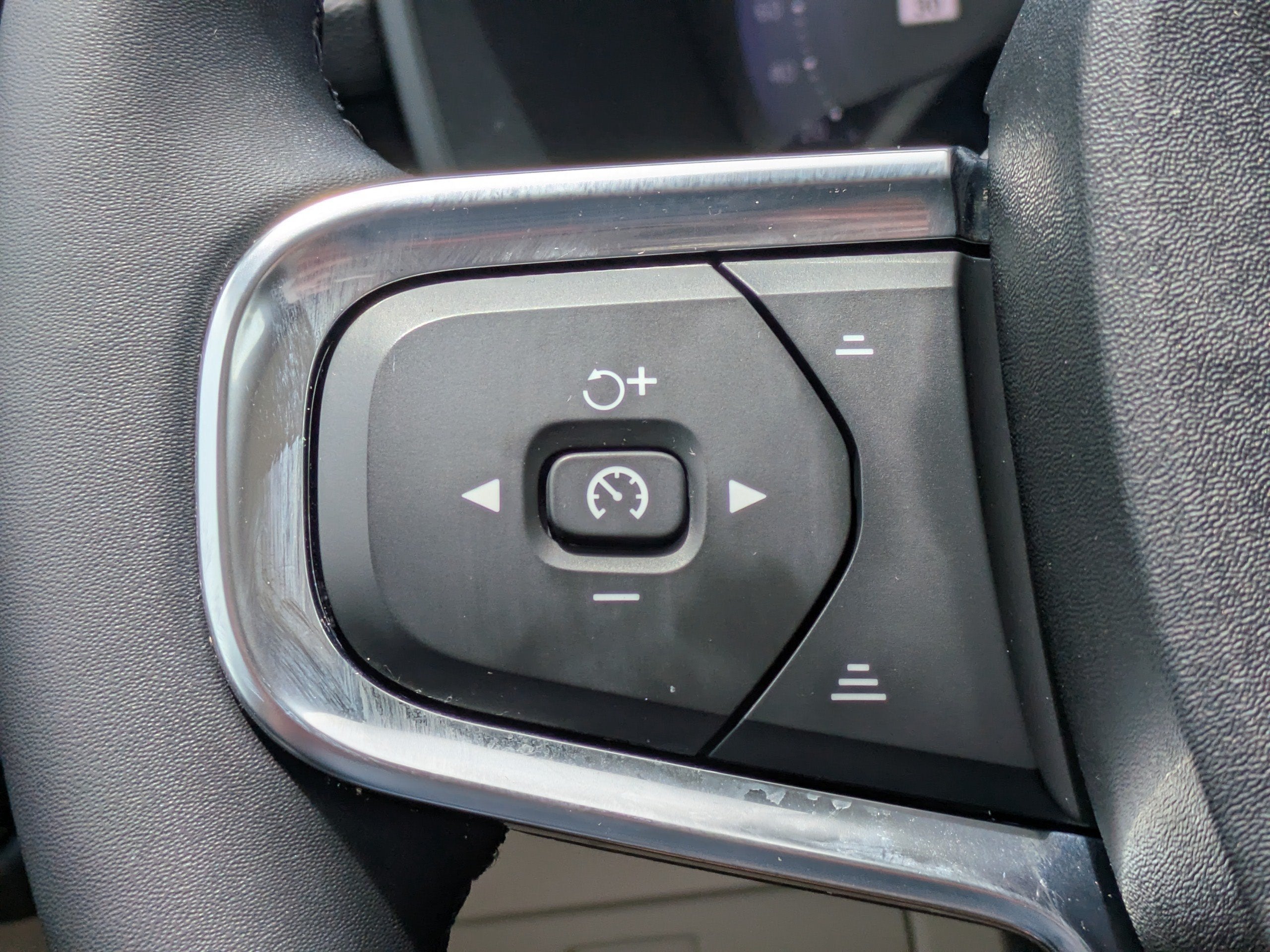 2023 Volvo XC40 PLUS DARK THEME