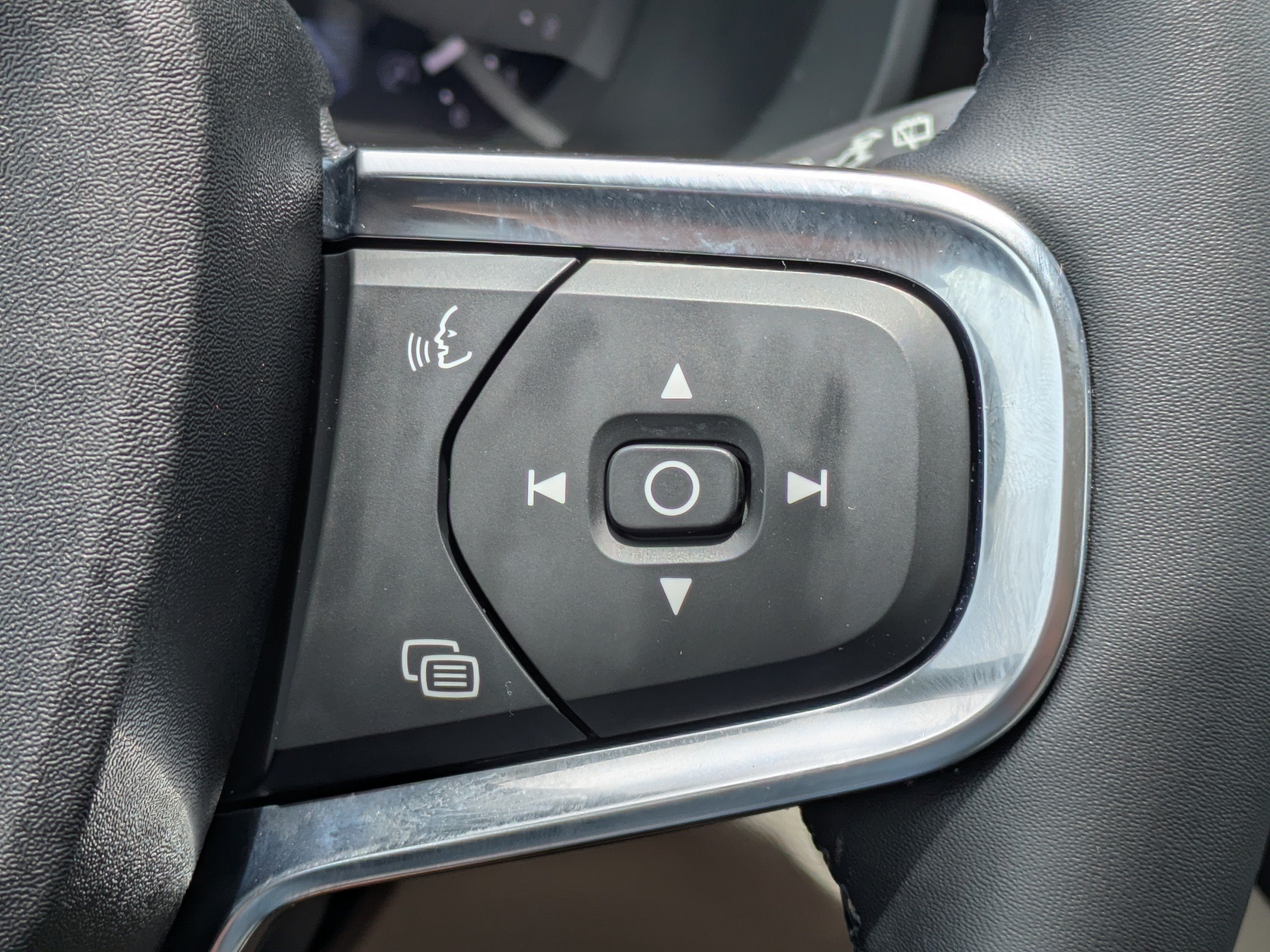 2023 Volvo XC40 PLUS DARK THEME