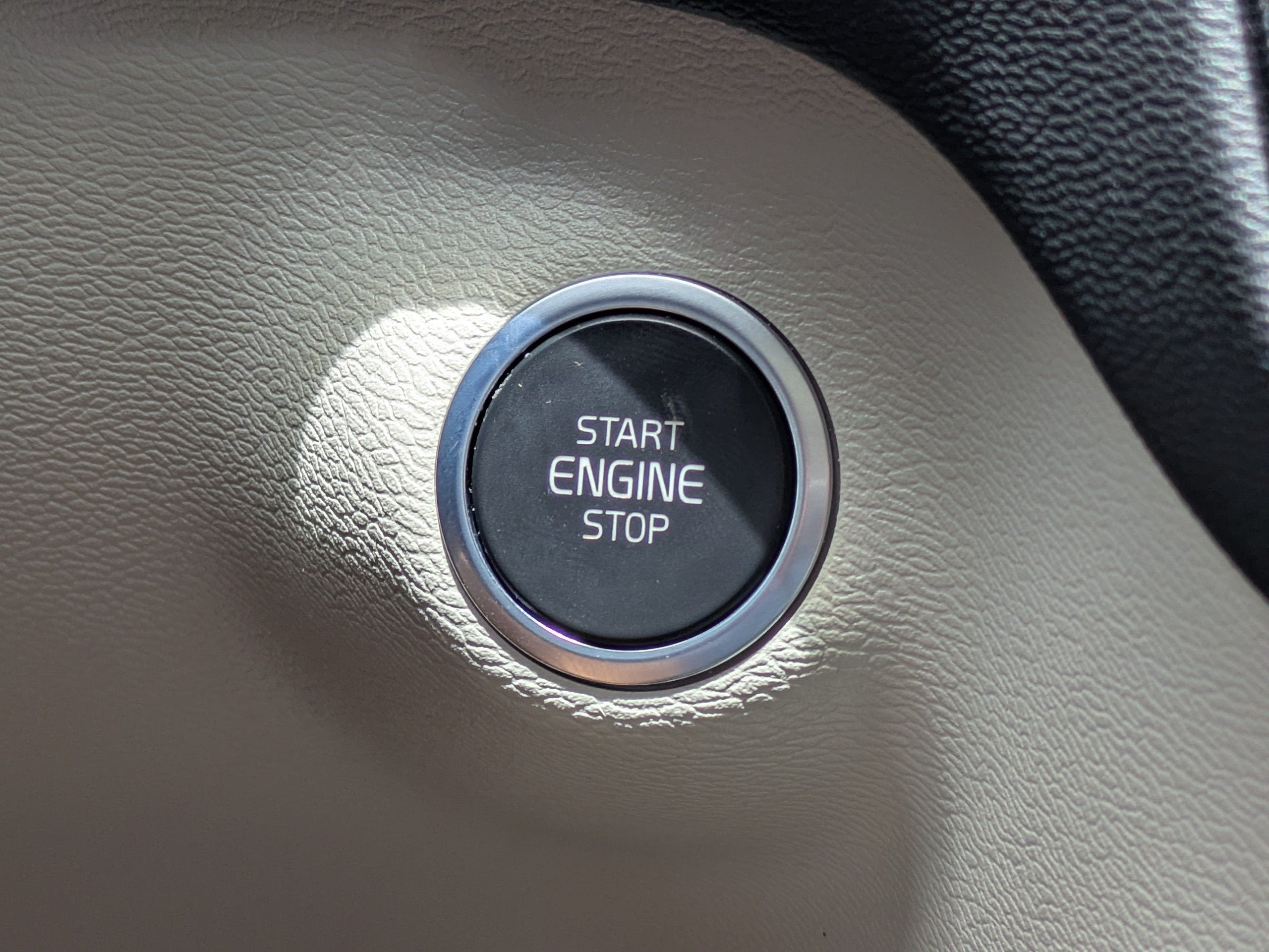 2023 Volvo XC40 PLUS DARK THEME