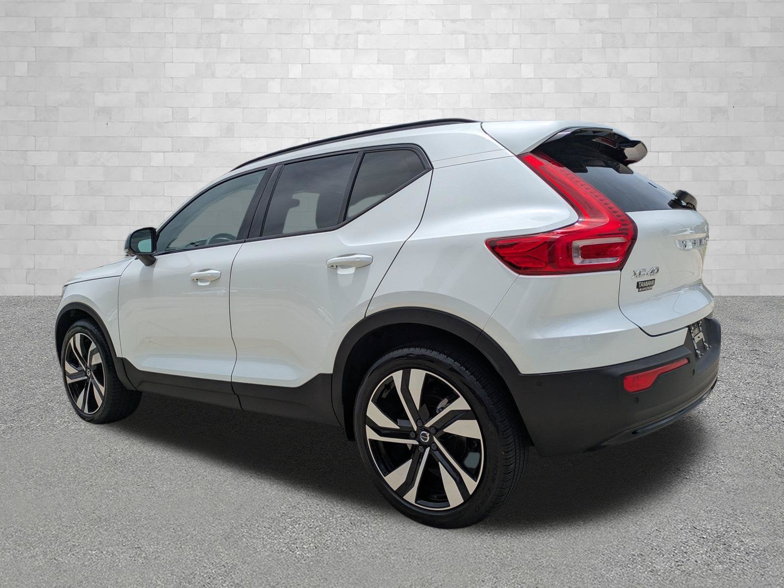 2023 Volvo XC40 PLUS DARK THEME