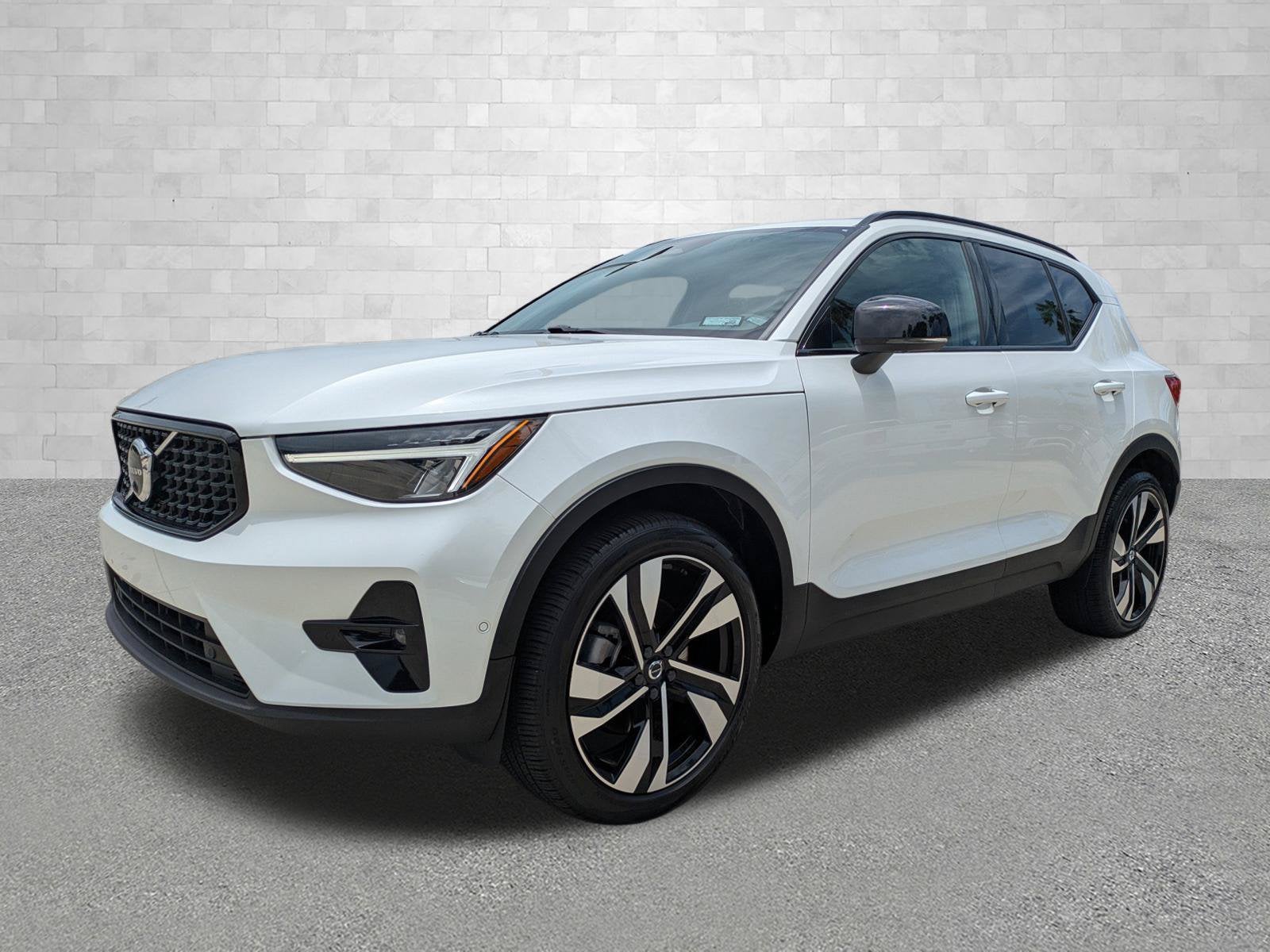 2023 Volvo XC40 PLUS DARK THEME
