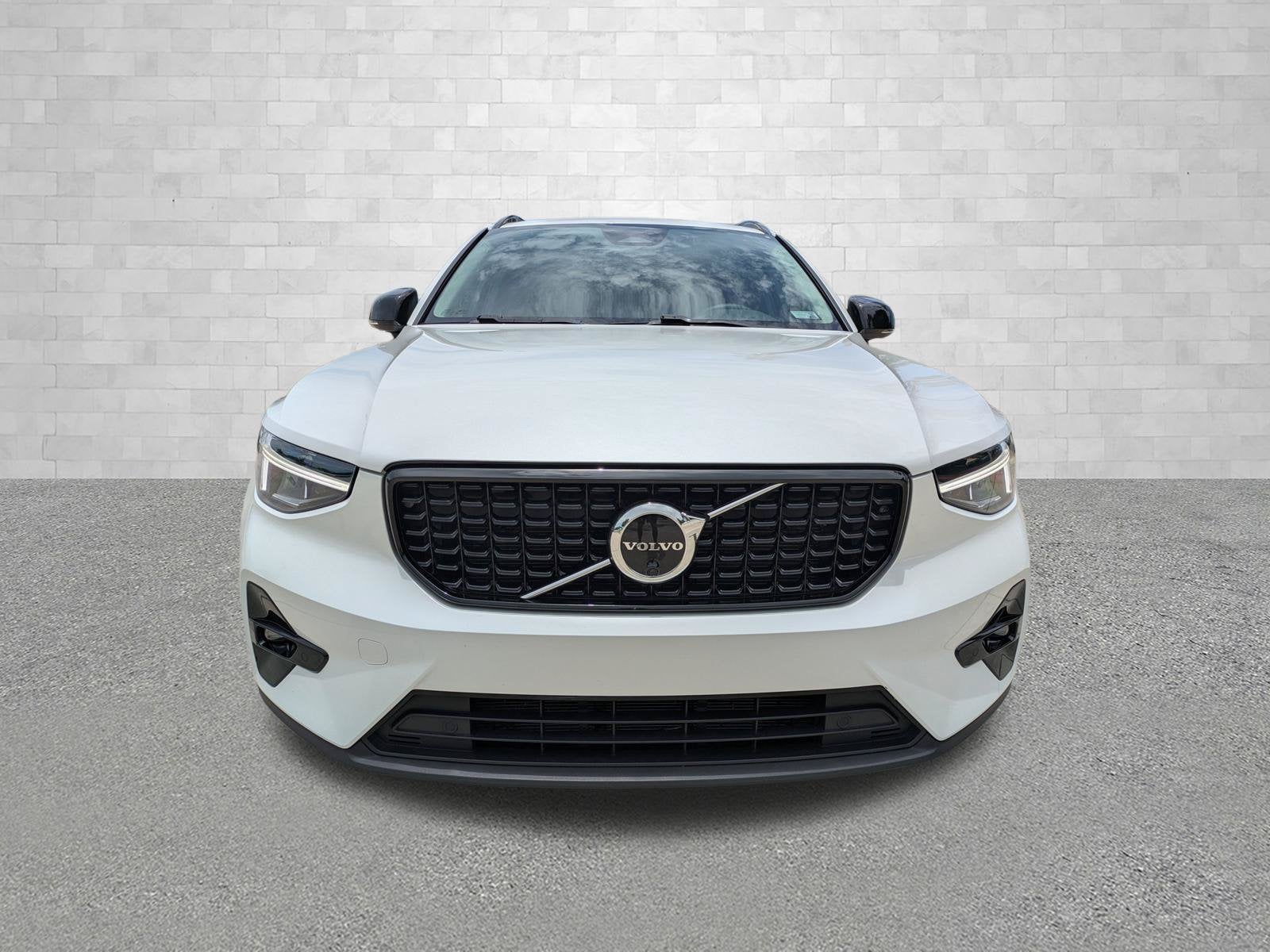 2023 Volvo XC40 PLUS DARK THEME