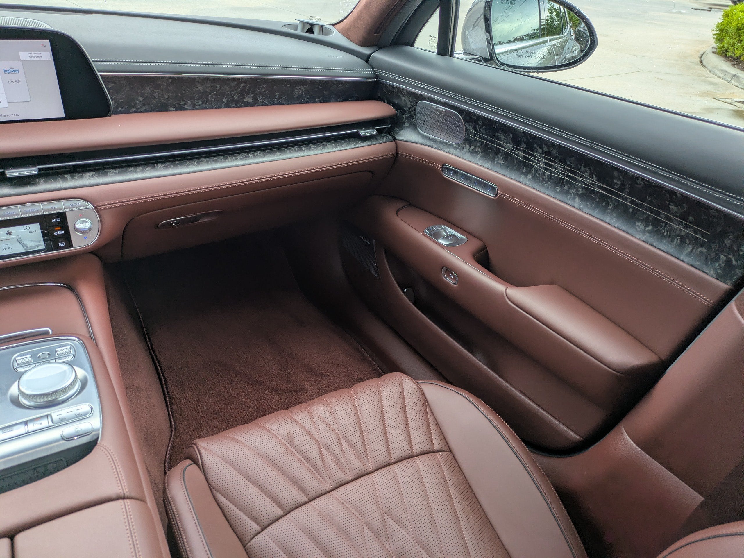 2024 Genesis G90 E-SC