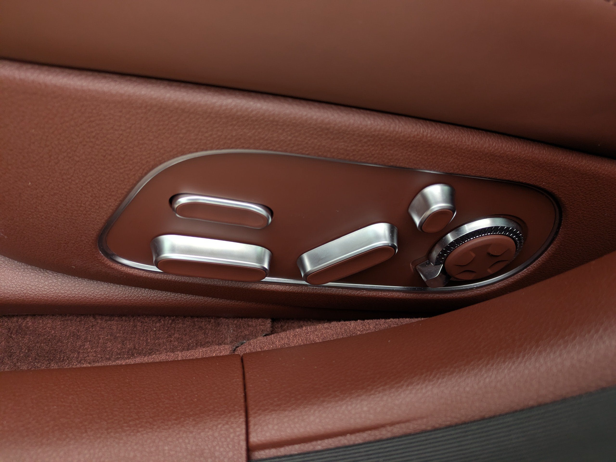 2024 Genesis G90 E-SC