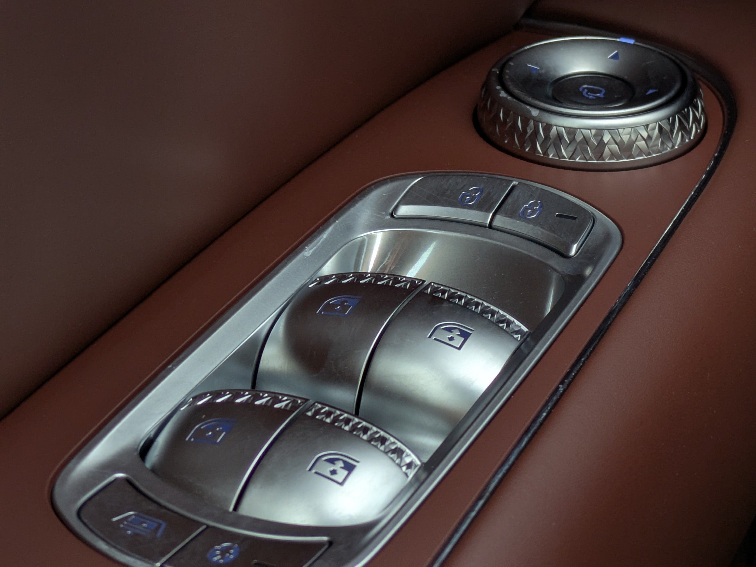 2024 Genesis G90 E-SC