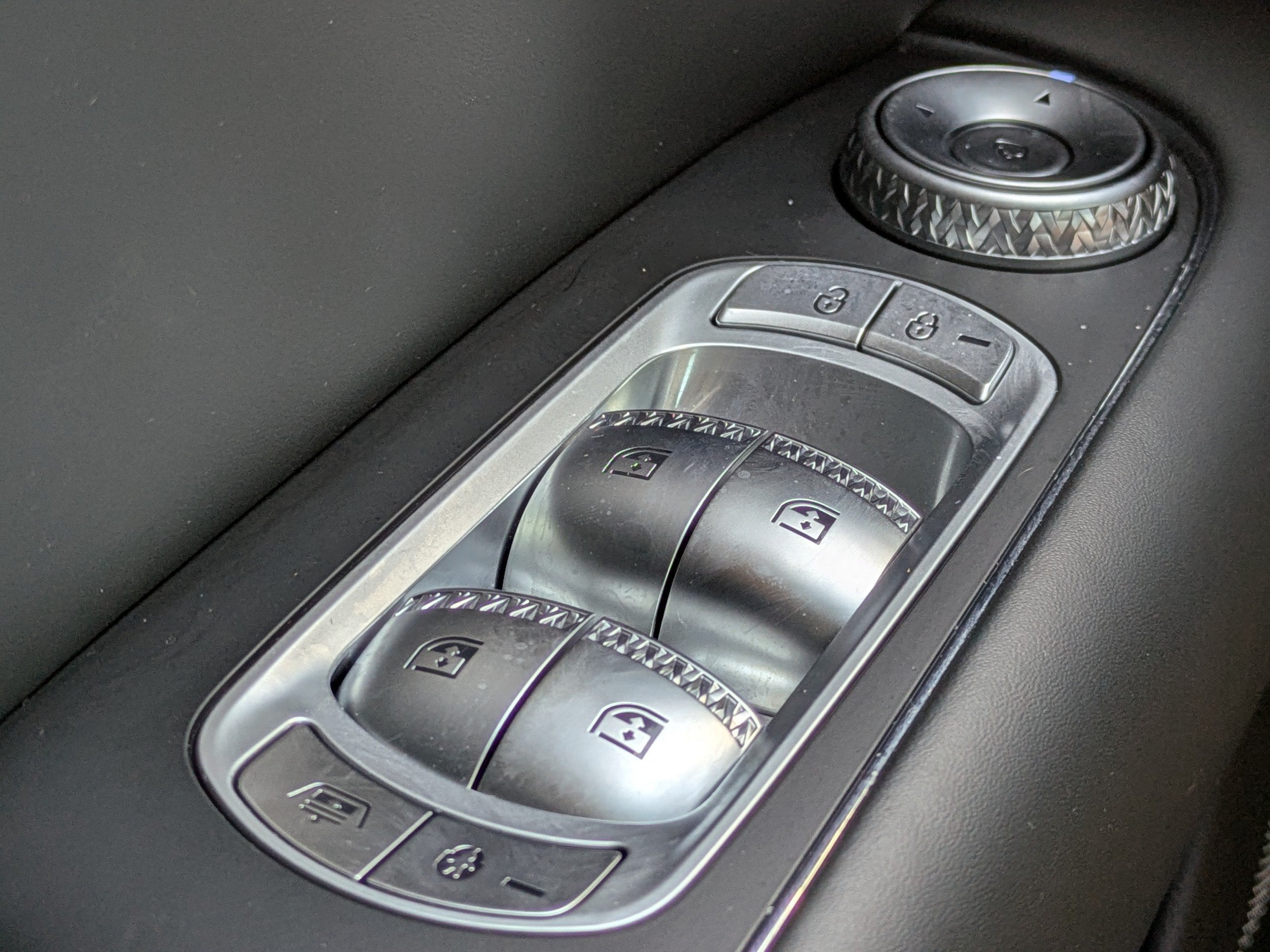 2024 Genesis G90 E-SC
